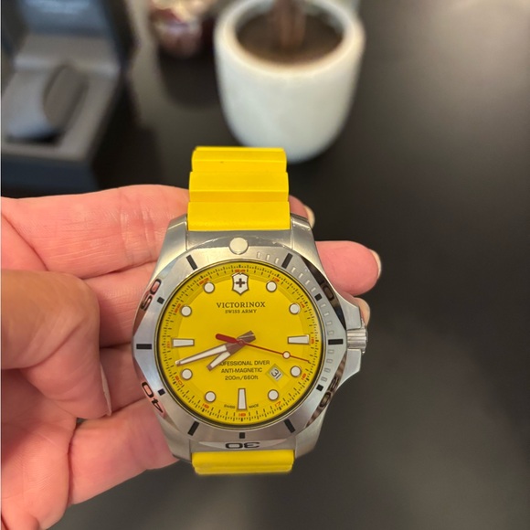 VICTORINOX Swiss Army I.N.O.X Professional Diver Yellow w Rubber Cover - Picture 2 of 6